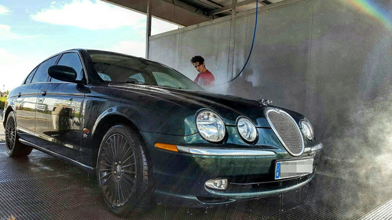 La verdad es que esta foto me encanta, me levanté solo para ir a lavar el coche, de hecho, es de las poquísimas fotos en las que voy en camiseta (suelo llevar siempre camisa) jajaja
