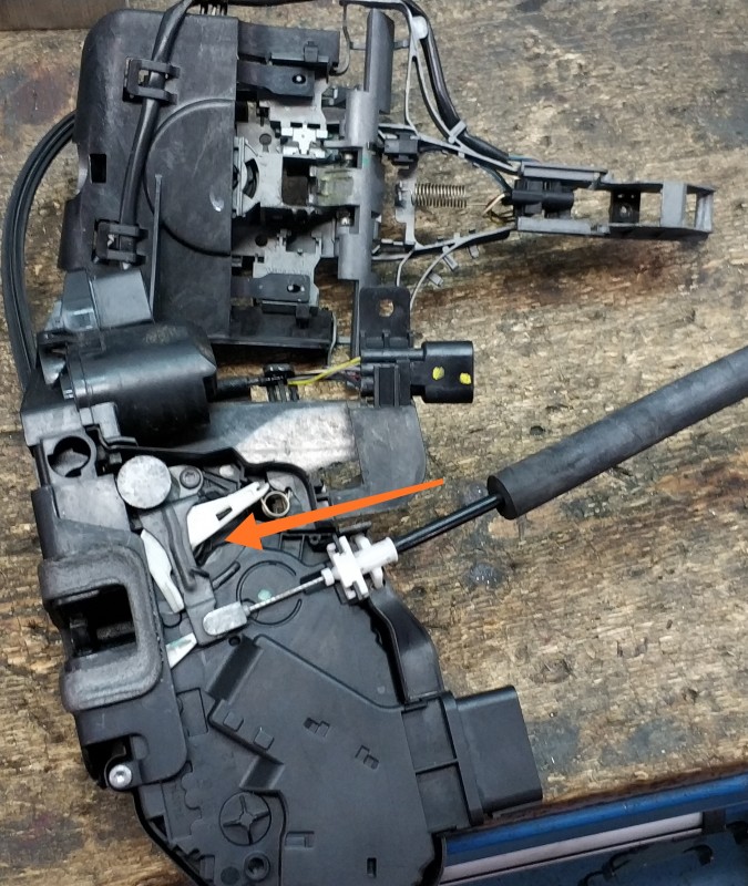 IMG_20181108_155708.jpg (1.39 MiB) Visto 23297 veces Aquí parece que está el fallo, la pieza blanca no acaba de girar del todo.