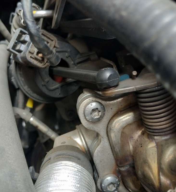 IMG_20190418_150943.jpg (807.07 KiB) Visto 14076 veces aalfonsoes, yo creo que es esto a mí me dio fallo varias veces la activé a mano cuando el motor estaba frío y se me quitó el fallo y de momento no volvió a salir de todas formas si me vuelve a salir la cambiaré no sé dónde se consigue barata en internet o habrá que ir al concesionario ,la verdad es que tenía muchas dudas y ahora lo tengo bastante claro. Muchas gracias