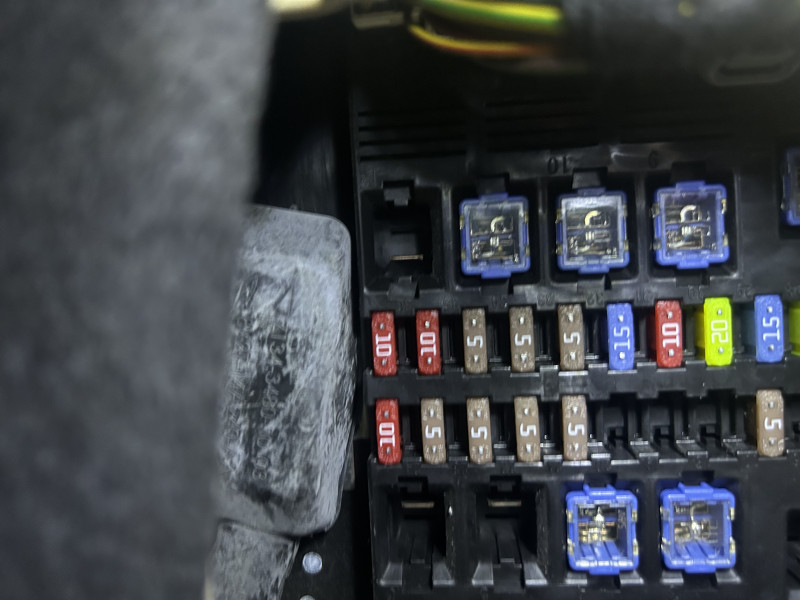 IMG_8403.jpeg (2.15 MiB) Visto 11007 veces Es el segundo a la derecha empezando por la derecha arriba.